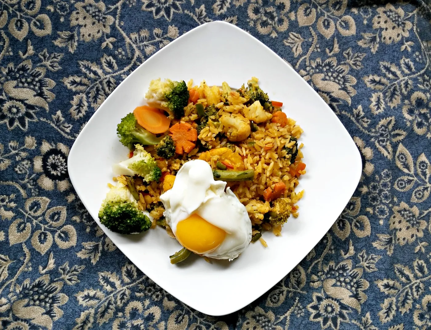 Porție de Bol cald de quinoa cu ou și legume, prezentată ca rețetă cu porții controlate