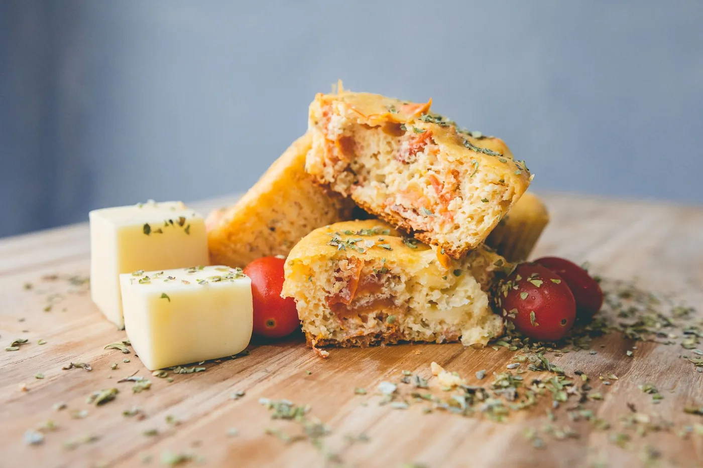 Porție de Muffins sărate cu ou și legume, prezentată ca rețetă cu porții controlate