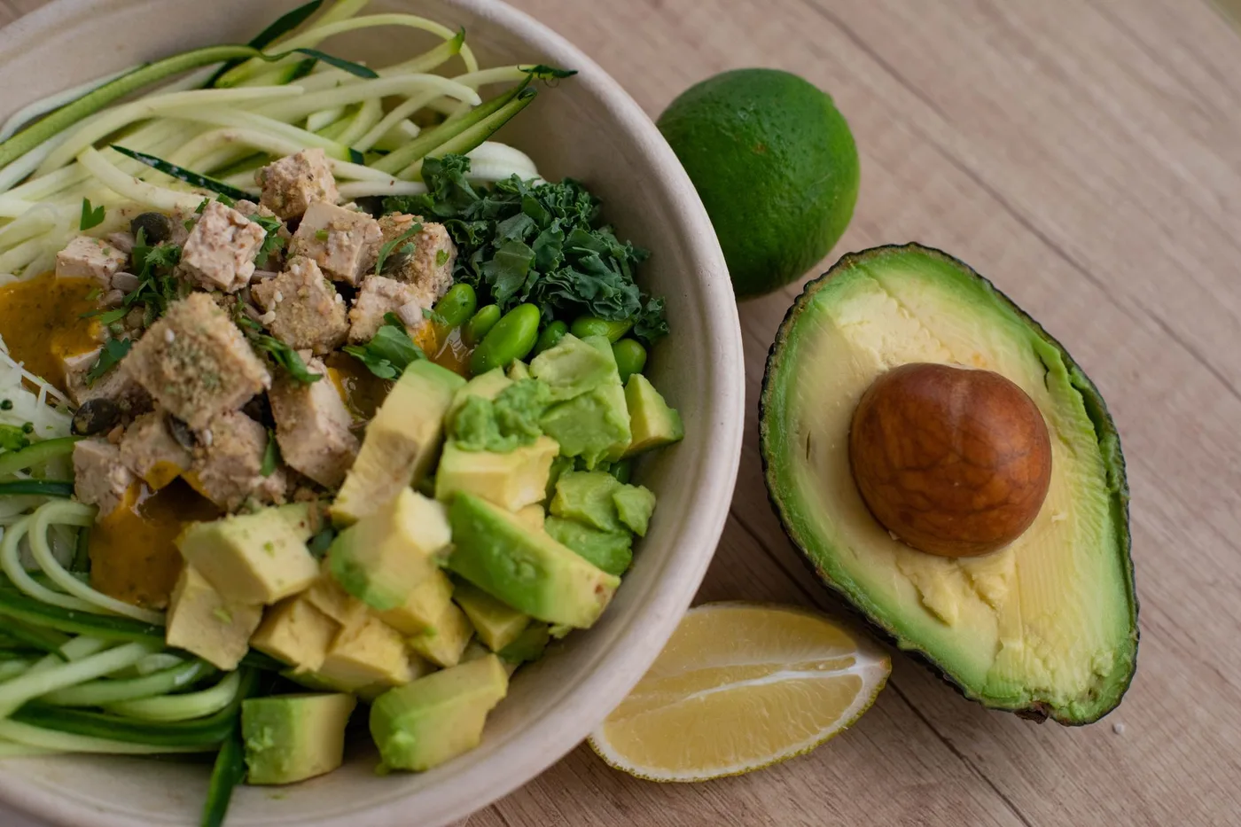 Porție de Salată de pui cu avocado și legume crocante, prezentată ca rețetă cu porții controlate