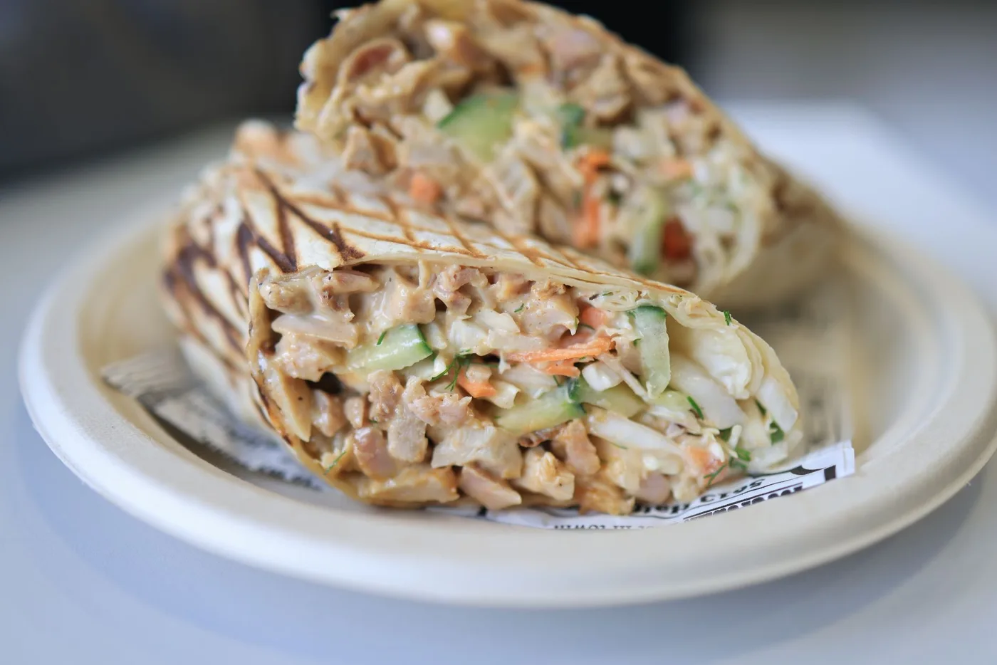 Porție de Wrap în frunze de salată cu curcan și hummus, prezentată ca rețetă cu porții controlate